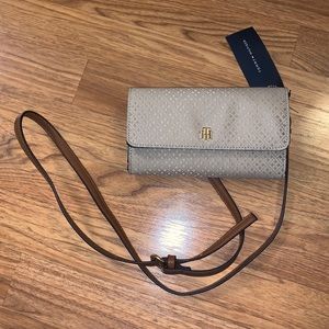 Tommy Hilfiger Crossbody Wallet